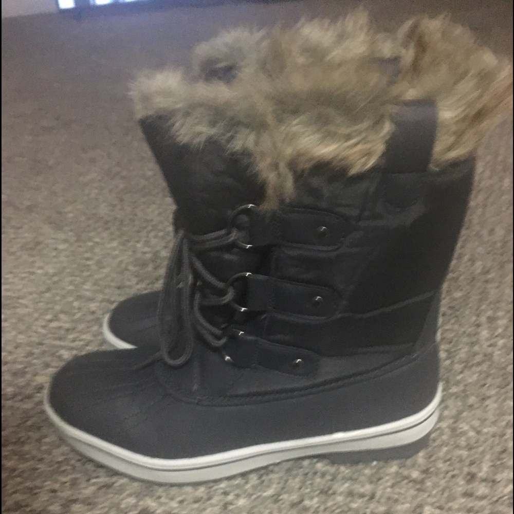 Warm, new snow boots. Only worn out once, because not right size for me.